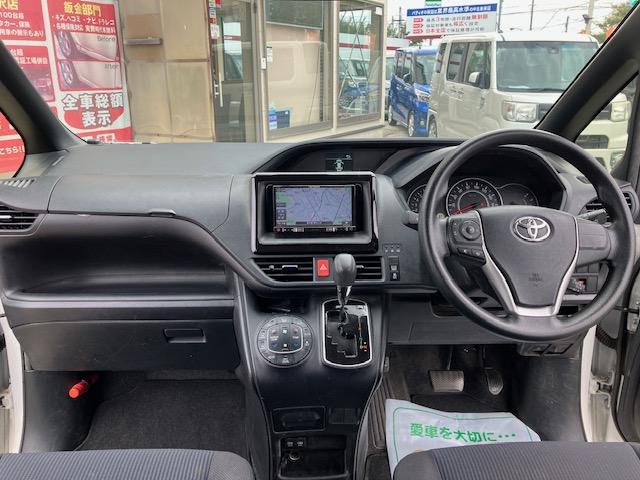 ヴォクシー X 衝突軽減 レーンキープ オートクルーズ 片側電動 ナビ ワンセグ Bカメラ Iストップ LEDヘッドライト キーレス 禁煙車 3列 フルフラット ABS オートハイビーム 電格ミラー CD(3枚目)