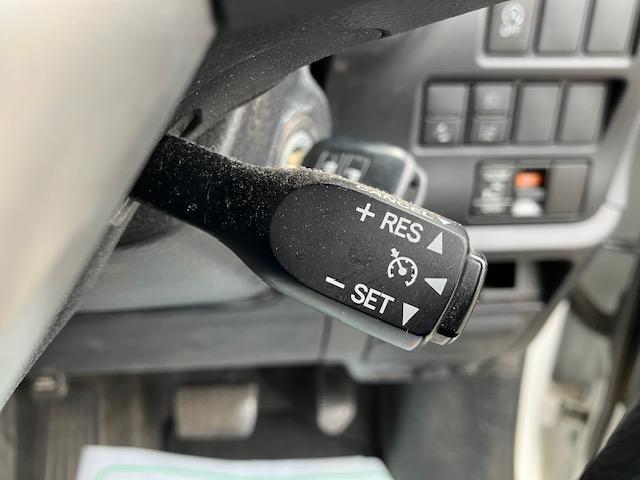 ヴォクシー X 衝突軽減 レーンキープ オートクルーズ 片側電動 ナビ ワンセグ Bカメラ Iストップ LEDヘッドライト キーレス 禁煙車 3列 フルフラット ABS オートハイビーム 電格ミラー CD(8枚目)