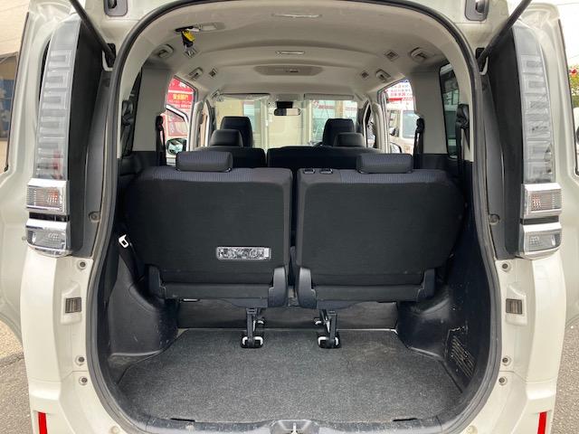 ヴォクシー X 衝突軽減 レーンキープ オートクルーズ 片側電動 ナビ ワンセグ Bカメラ Iストップ LEDヘッドライト キーレス 禁煙車 3列 フルフラット ABS オートハイビーム 電格ミラー CD(9枚目)