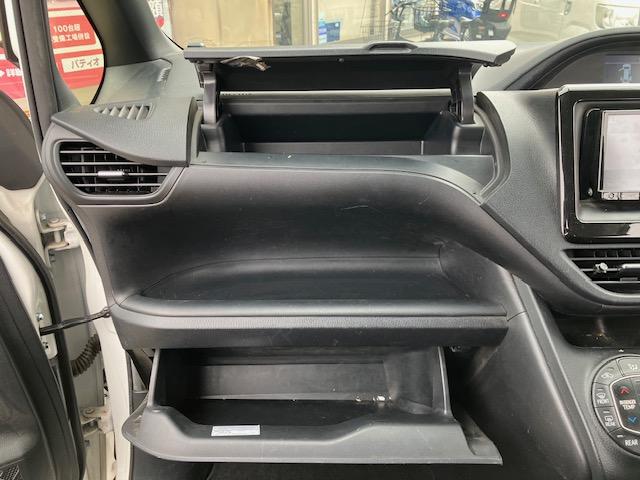 ヴォクシー X 衝突軽減 レーンキープ オートクルーズ 片側電動 ナビ ワンセグ Bカメラ Iストップ LEDヘッドライト キーレス 禁煙車 3列 フルフラット ABS オートハイビーム 電格ミラー CD(32枚目)