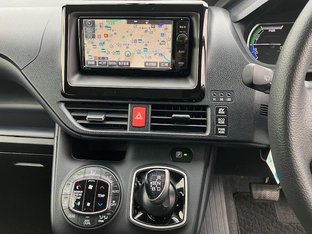 ノア ハイブリッドX ディライトプラス 両側電動 ナビ フルセグ Bカメラ ETC Iストップ LEDヘッドライト 15インチAW スマキー 禁煙車 フルフラット 横滑り防止 ABS 電格ミラー ウォークスルー 運転席エアバッグ(8枚目)