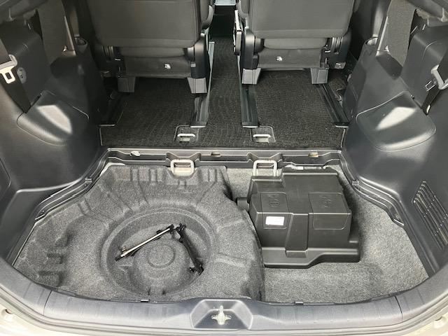 ノア ハイブリッドX ディライトプラス 両側電動 ナビ フルセグ Bカメラ ETC Iストップ LEDヘッドライト 15インチAW スマキー 禁煙車 フルフラット 横滑り防止 ABS 電格ミラー ウォークスルー 運転席エアバッグ(15枚目)