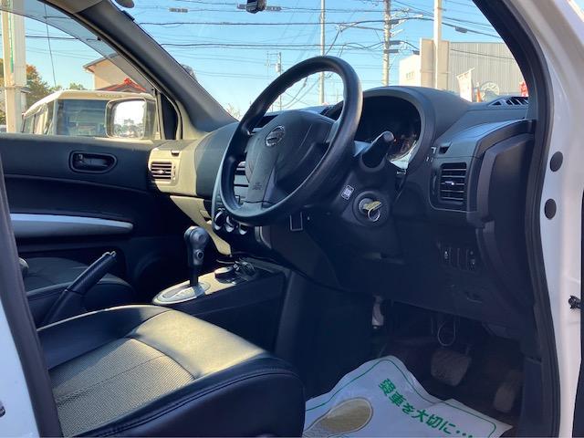 ２０Ｓ　４ＷＤ　革シート　ナビ　フルセグ　ＥＴＣ　キーレス　禁煙車　ＡＢＳ　電格ミラー　ＣＤ　運転席エアバッグ　助手席エアバッグ　エアコン　パワーウィンドウ　パワーステアリング