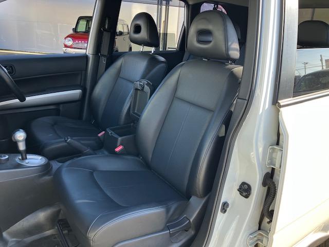 ２０Ｓ　４ＷＤ　革シート　ナビ　フルセグ　ＥＴＣ　キーレス　禁煙車　ＡＢＳ　電格ミラー　ＣＤ　運転席エアバッグ　助手席エアバッグ　エアコン　パワーウィンドウ　パワーステアリング