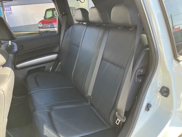 ２０Ｓ　４ＷＤ　革シート　ナビ　フルセグ　ＥＴＣ　キーレス　禁煙車　ＡＢＳ　電格ミラー　ＣＤ　運転席エアバッグ　助手席エアバッグ　エアコン　パワーウィンドウ　パワーステアリング