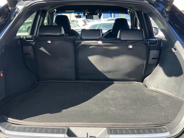 ハリアー Ｚ　４ＷＤ　衝突軽減　レーンキープ　障害物センサー　オートクルーズ　電動リアゲート　ハーフレザー　パワーシート　ナビ　フルセグ　Ｂカメラ　Ｂｌｕｅｔｏｏｔｈオーディオ　ＥＴＣ２．０　１９インチＡＷ（12枚目）