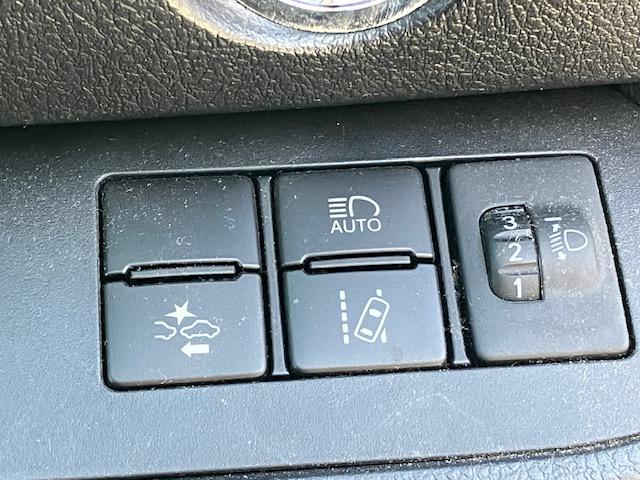 シエンタ ファンベースＧ　衝突軽減　レーンキープ　両側電動　ナビ　フルセグ　Ｂカメラ　Ｂｌｕｅｔｏｏｔｈオーディオ　ＥＴＣ２．０　Ｉストップ　スマキー　禁煙車　ＡＢＳ　オートハイビーム　電格ミラー　ＣＤ（11枚目）