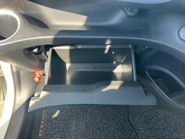 シエンタ ファンベースＧ　衝突軽減　レーンキープ　両側電動　ナビ　フルセグ　Ｂカメラ　Ｂｌｕｅｔｏｏｔｈオーディオ　ＥＴＣ２．０　Ｉストップ　スマキー　禁煙車　ＡＢＳ　オートハイビーム　電格ミラー　ＣＤ（43枚目）