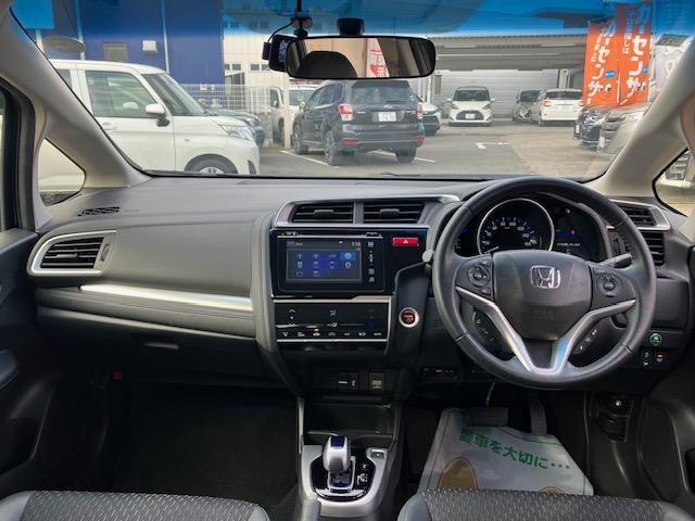 フィットハイブリッド Ｌパッケージ　４ＷＤ　オートクルーズ　ハーフレザー　ナビ　フルセグ　Ｂカメラ　Ｂｌｕｅｔｏｏｔｈオーディオ　ＥＴＣ　Ｉストップ　ＬＥＤヘッドライト　１５インチＡＷ　スマキー　禁煙車　横滑り防止　ＡＢＳ　電格ミラー（3枚目）