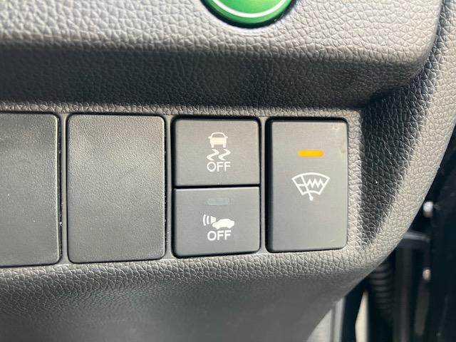 フィットハイブリッド Ｌパッケージ　４ＷＤ　オートクルーズ　ハーフレザー　ナビ　フルセグ　Ｂカメラ　Ｂｌｕｅｔｏｏｔｈオーディオ　ＥＴＣ　Ｉストップ　ＬＥＤヘッドライト　１５インチＡＷ　スマキー　禁煙車　横滑り防止　ＡＢＳ　電格ミラー（8枚目）