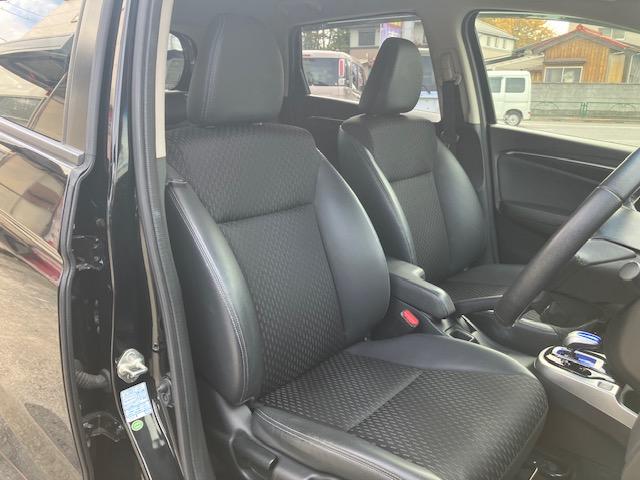 フィットハイブリッド Ｌパッケージ　４ＷＤ　オートクルーズ　ハーフレザー　ナビ　フルセグ　Ｂカメラ　Ｂｌｕｅｔｏｏｔｈオーディオ　ＥＴＣ　Ｉストップ　ＬＥＤヘッドライト　１５インチＡＷ　スマキー　禁煙車　横滑り防止　ＡＢＳ　電格ミラー（9枚目）