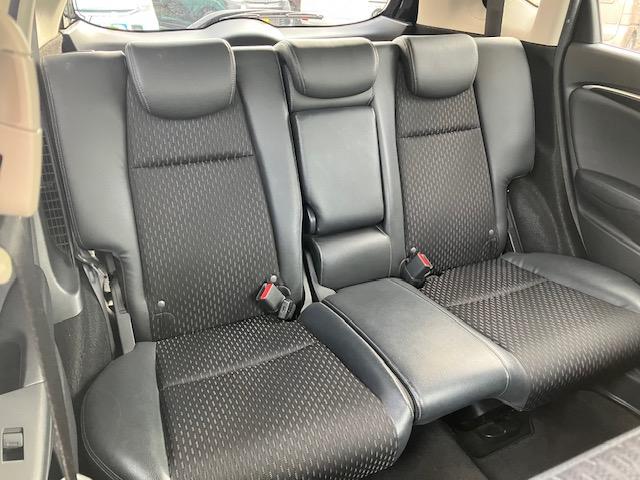 フィットハイブリッド Ｌパッケージ　４ＷＤ　オートクルーズ　ハーフレザー　ナビ　フルセグ　Ｂカメラ　Ｂｌｕｅｔｏｏｔｈオーディオ　ＥＴＣ　Ｉストップ　ＬＥＤヘッドライト　１５インチＡＷ　スマキー　禁煙車　横滑り防止　ＡＢＳ　電格ミラー（10枚目）