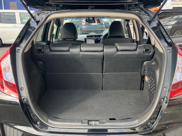 フィットハイブリッド Ｌパッケージ　４ＷＤ　オートクルーズ　ハーフレザー　ナビ　フルセグ　Ｂカメラ　Ｂｌｕｅｔｏｏｔｈオーディオ　ＥＴＣ　Ｉストップ　ＬＥＤヘッドライト　１５インチＡＷ　スマキー　禁煙車　横滑り防止　ＡＢＳ　電格ミラー（11枚目）