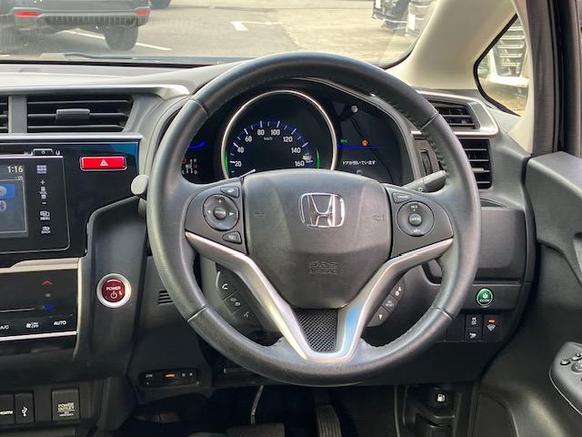 フィットハイブリッド Ｌパッケージ　４ＷＤ　オートクルーズ　ハーフレザー　ナビ　フルセグ　Ｂカメラ　Ｂｌｕｅｔｏｏｔｈオーディオ　ＥＴＣ　Ｉストップ　ＬＥＤヘッドライト　１５インチＡＷ　スマキー　禁煙車　横滑り防止　ＡＢＳ　電格ミラー（12枚目）