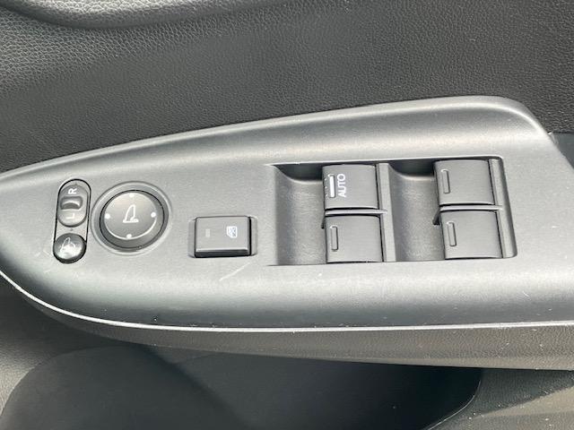 フィットハイブリッド Ｌパッケージ　４ＷＤ　オートクルーズ　ハーフレザー　ナビ　フルセグ　Ｂカメラ　Ｂｌｕｅｔｏｏｔｈオーディオ　ＥＴＣ　Ｉストップ　ＬＥＤヘッドライト　１５インチＡＷ　スマキー　禁煙車　横滑り防止　ＡＢＳ　電格ミラー（27枚目）