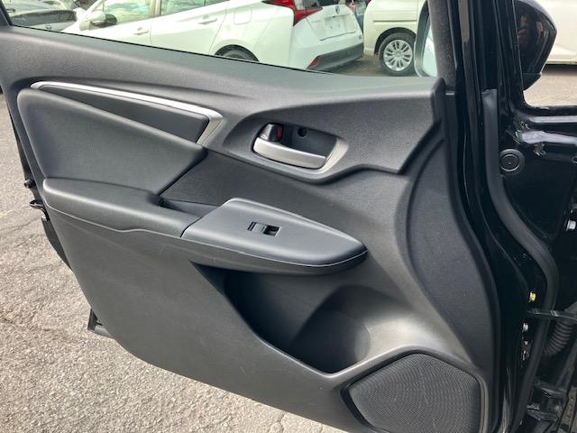 フィットハイブリッド Ｌパッケージ　４ＷＤ　オートクルーズ　ハーフレザー　ナビ　フルセグ　Ｂカメラ　Ｂｌｕｅｔｏｏｔｈオーディオ　ＥＴＣ　Ｉストップ　ＬＥＤヘッドライト　１５インチＡＷ　スマキー　禁煙車　横滑り防止　ＡＢＳ　電格ミラー（42枚目）