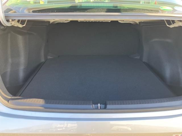 カローラ ハイブリッド　Ｓ　衝突軽減　レーンキープ　障害物センサー　アダプティブクルーズ　ナビ　Ｂカメラ　Ｂｌｕｅｔｏｏｔｈオーディオ　Ｉストップ　ＬＥＤヘッドライト　１６インチＡＷ　スマキー　禁煙車　ＡＢＳ　オートハイビーム（12枚目）