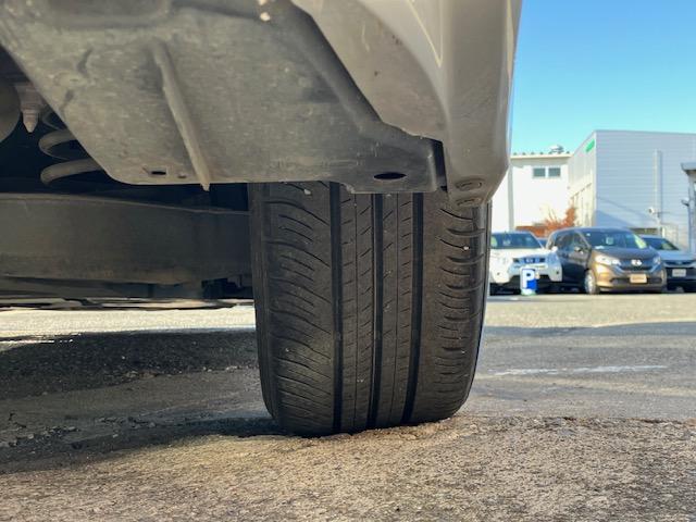 カローラ ハイブリッド　Ｓ　衝突軽減　レーンキープ　障害物センサー　アダプティブクルーズ　ナビ　Ｂカメラ　Ｂｌｕｅｔｏｏｔｈオーディオ　Ｉストップ　ＬＥＤヘッドライト　１６インチＡＷ　スマキー　禁煙車　ＡＢＳ　オートハイビーム（25枚目）