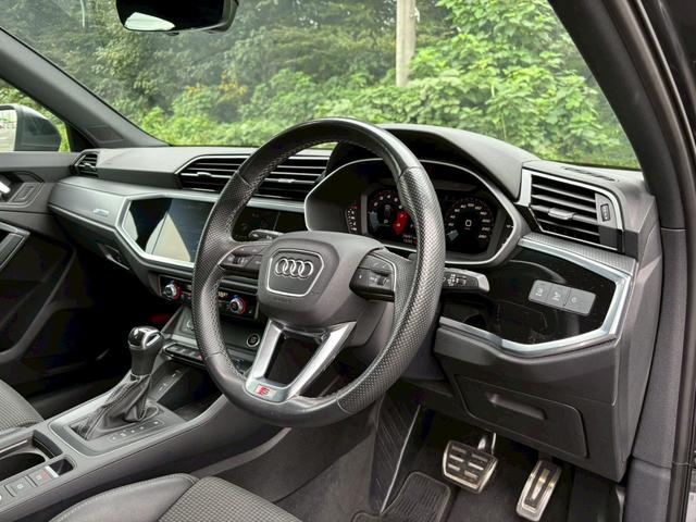Ｑ３スポーツバック ３５ＴＦＳＩ　Ｓライン　ワンオーナー・ハーフレザーシート・ＥＴＣ２．０・３６０°カメラ・アイドリングストップ・クリアランスソナー・パワーバックドア・ＬＥＤヘッドライト・パワーバックドア・純正１９インチＡＷ・シートヒーター（30枚目）