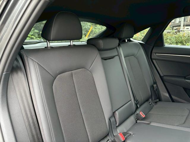 Ｑ３スポーツバック ３５ＴＦＳＩ　Ｓライン　ワンオーナー・ハーフレザーシート・ＥＴＣ２．０・３６０°カメラ・アイドリングストップ・クリアランスソナー・パワーバックドア・ＬＥＤヘッドライト・パワーバックドア・純正１９インチＡＷ・シートヒーター（36枚目）
