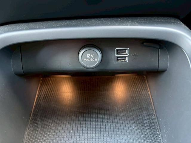 ＸＣ４０ Ｔ４　ＡＷＤ　Ｒデザイン　ワンオーナー・地デジＴＶ・３６０°カメラ・アイドリングストップ・ドライブレコーダー・ＥＴＣ・ハーフレザーシート・パワーシート・パワーバックドア・パドルシフト・シートメモリー・パークアシスト・スペアキー（16枚目）