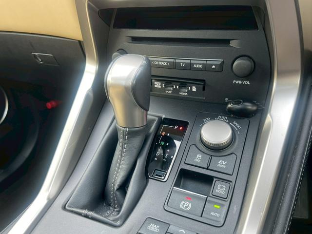 NX NX300h Iパッケージ 全国1年保証・パノラマルーフ・レザーシート・地デジTV・バックカメラ・パワーバックドア・クリアランスソナー・オートマチックハイビーム・ステアリングヒーター・純正17インチAW・ETC・シートヒーター・(18枚目)