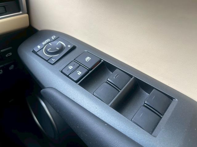 NX NX300h Iパッケージ 全国1年保証・パノラマルーフ・レザーシート・地デジTV・バックカメラ・パワーバックドア・クリアランスソナー・オートマチックハイビーム・ステアリングヒーター・純正17インチAW・ETC・シートヒーター・(32枚目)