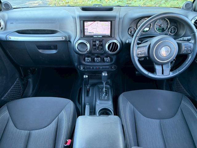 ジープ・ラングラーアンリミテッド サハラ　ユーザー買取車両・カロッツェリアナビ・地デジＴＶ・バックカメラ・Ｂｌｕｅｔｏｏｔｈオーディオ・サイドカメラ・キーレス・純正１６インチアルミ・背面タイヤ・フォグランプ（10枚目）