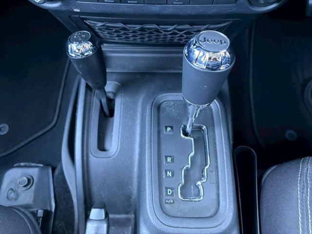 ジープ・ラングラーアンリミテッド サハラ　ユーザー買取車両・カロッツェリアナビ・地デジＴＶ・バックカメラ・Ｂｌｕｅｔｏｏｔｈオーディオ・サイドカメラ・キーレス・純正１６インチアルミ・背面タイヤ・フォグランプ（17枚目）