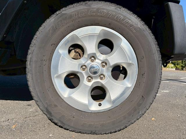 ジープ・ラングラーアンリミテッド サハラ　ユーザー買取車両・カロッツェリアナビ・地デジＴＶ・バックカメラ・Ｂｌｕｅｔｏｏｔｈオーディオ・サイドカメラ・キーレス・純正１６インチアルミ・背面タイヤ・フォグランプ（25枚目）