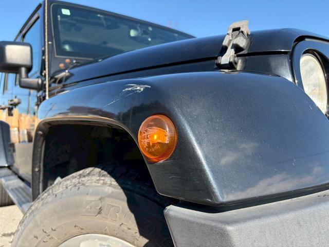 ジープ・ラングラーアンリミテッド サハラ　ユーザー買取車両・カロッツェリアナビ・地デジＴＶ・バックカメラ・Ｂｌｕｅｔｏｏｔｈオーディオ・サイドカメラ・キーレス・純正１６インチアルミ・背面タイヤ・フォグランプ（27枚目）