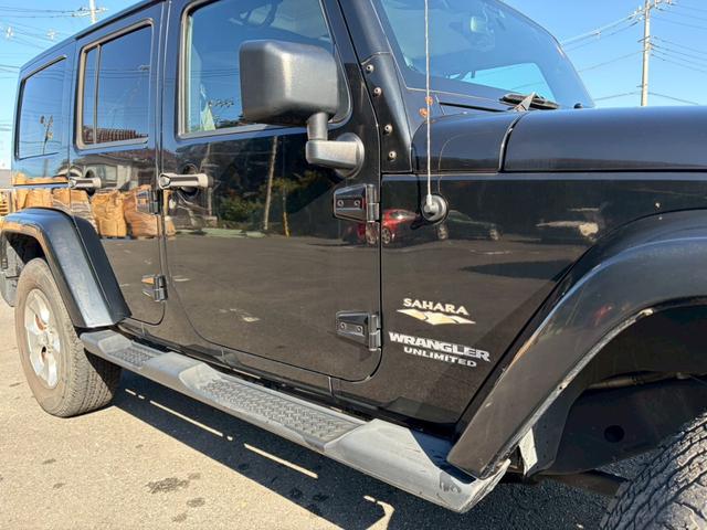 ジープ・ラングラーアンリミテッド サハラ　ユーザー買取車両・カロッツェリアナビ・地デジＴＶ・バックカメラ・Ｂｌｕｅｔｏｏｔｈオーディオ・サイドカメラ・キーレス・純正１６インチアルミ・背面タイヤ・フォグランプ（28枚目）