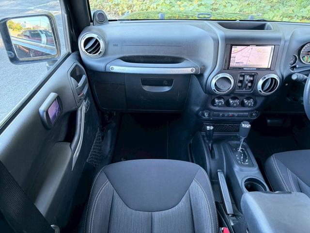 ジープ・ラングラーアンリミテッド サハラ　ユーザー買取車両・カロッツェリアナビ・地デジＴＶ・バックカメラ・Ｂｌｕｅｔｏｏｔｈオーディオ・サイドカメラ・キーレス・純正１６インチアルミ・背面タイヤ・フォグランプ（31枚目）