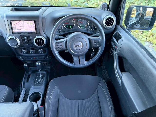 ジープ・ラングラーアンリミテッド サハラ　ユーザー買取車両・カロッツェリアナビ・地デジＴＶ・バックカメラ・Ｂｌｕｅｔｏｏｔｈオーディオ・サイドカメラ・キーレス・純正１６インチアルミ・背面タイヤ・フォグランプ（32枚目）