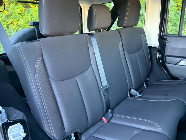 ジープ・ラングラーアンリミテッド サハラ　ユーザー買取車両・カロッツェリアナビ・地デジＴＶ・バックカメラ・Ｂｌｕｅｔｏｏｔｈオーディオ・サイドカメラ・キーレス・純正１６インチアルミ・背面タイヤ・フォグランプ（34枚目）