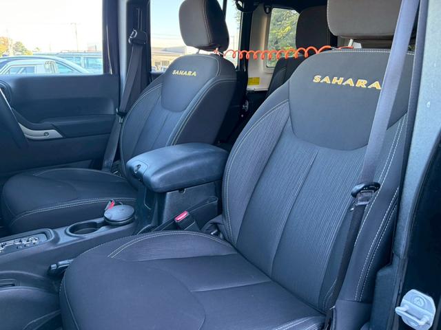 ジープ・ラングラーアンリミテッド サハラ　ユーザー買取車両・カロッツェリアナビ・地デジＴＶ・バックカメラ・Ｂｌｕｅｔｏｏｔｈオーディオ・サイドカメラ・キーレス・純正１６インチアルミ・背面タイヤ・フォグランプ（35枚目）