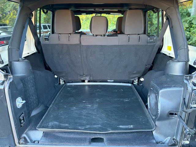 ジープ・ラングラーアンリミテッド サハラ　ユーザー買取車両・カロッツェリアナビ・地デジＴＶ・バックカメラ・Ｂｌｕｅｔｏｏｔｈオーディオ・サイドカメラ・キーレス・純正１６インチアルミ・背面タイヤ・フォグランプ（37枚目）