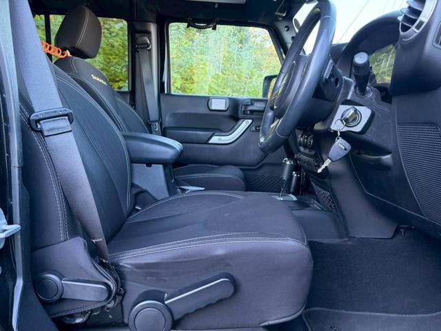 ジープ・ラングラーアンリミテッド サハラ　ユーザー買取車両・カロッツェリアナビ・地デジＴＶ・バックカメラ・Ｂｌｕｅｔｏｏｔｈオーディオ・サイドカメラ・キーレス・純正１６インチアルミ・背面タイヤ・フォグランプ（39枚目）