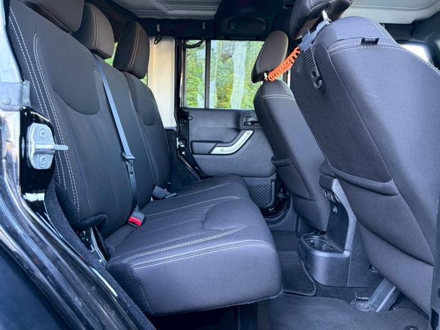 ジープ・ラングラーアンリミテッド サハラ　ユーザー買取車両・カロッツェリアナビ・地デジＴＶ・バックカメラ・Ｂｌｕｅｔｏｏｔｈオーディオ・サイドカメラ・キーレス・純正１６インチアルミ・背面タイヤ・フォグランプ（40枚目）