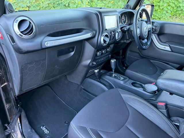 ジープ・ラングラーアンリミテッド サハラ　ユーザー買取車両・カロッツェリアナビ・地デジＴＶ・バックカメラ・Ｂｌｕｅｔｏｏｔｈオーディオ・サイドカメラ・キーレス・純正１６インチアルミ・背面タイヤ・フォグランプ（41枚目）