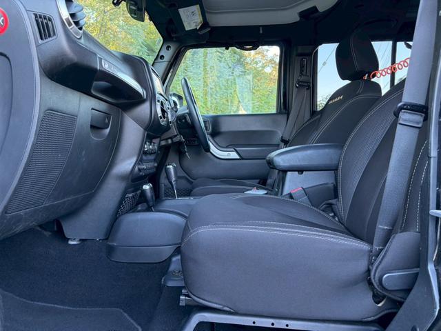 ジープ・ラングラーアンリミテッド サハラ　ユーザー買取車両・カロッツェリアナビ・地デジＴＶ・バックカメラ・Ｂｌｕｅｔｏｏｔｈオーディオ・サイドカメラ・キーレス・純正１６インチアルミ・背面タイヤ・フォグランプ（42枚目）