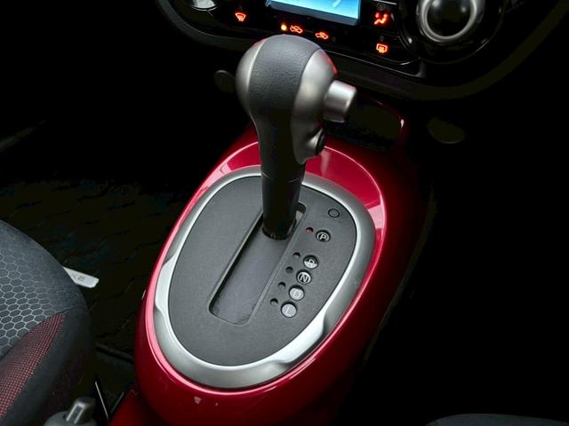 ジューク 15RX タイプV 全国1年保証・ユーザー買取車両・純正ナビ・地デジTV・CD・インテリジェントキー・プッシュスタート・フォグランプ・オートエアコン・サイドバイザー・電動格納ミラー(14枚目)