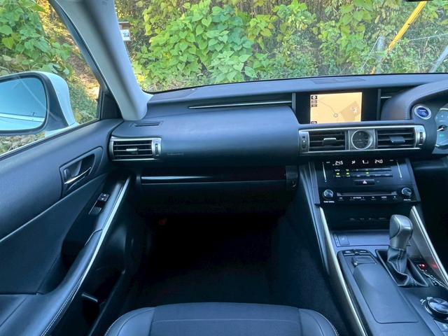 ＩＳ ＩＳ３００ｈ　全国１年保証・ＢＢＳホイール・純正ナビ・バックカメラ・地デジＴＶ・ドライブレコーダー・Ｂｌｕｅｔｏｏｔｈ・ハーフレザーシート・ＥＴＣ・クルーズコントロール・ＬＥＤヘッドライト・フロントスポイラー（13枚目）