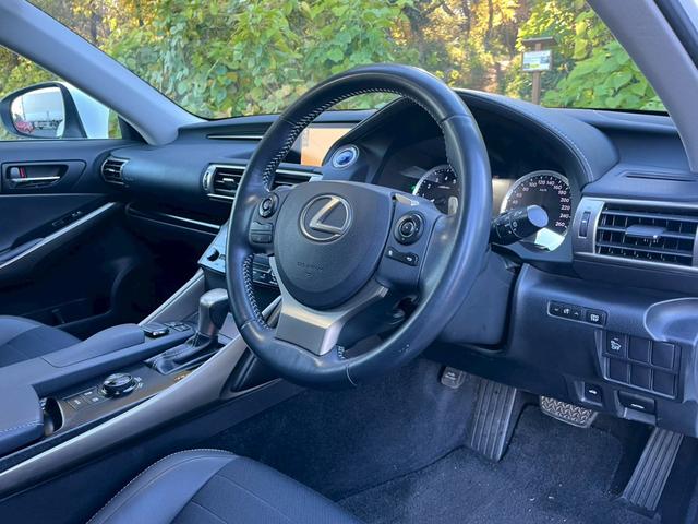 ＩＳ ＩＳ３００ｈ　全国１年保証・ＢＢＳホイール・純正ナビ・バックカメラ・地デジＴＶ・ドライブレコーダー・Ｂｌｕｅｔｏｏｔｈ・ハーフレザーシート・ＥＴＣ・クルーズコントロール・ＬＥＤヘッドライト・フロントスポイラー（14枚目）