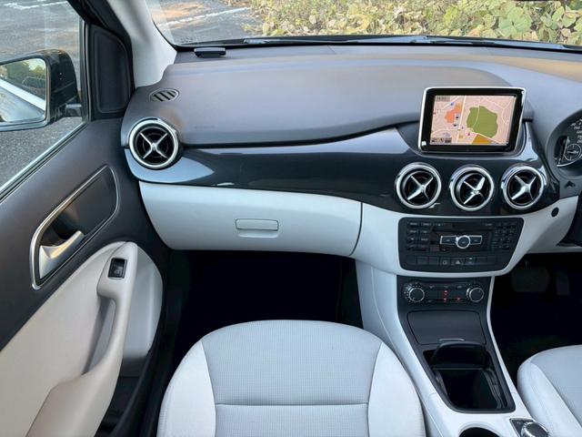 Ｂクラス Ｂ１８０　ブルーエフィシェンシー　純正ナビ・地デジＴＶ・ＥＴＣ・バックカメラ・Ｂｌｕｅｔｏｏｔｈオーディオ・パドルシフト・純正１８インチＡＷ・ユーザー買取車・スペアキー・オートライト・電動格納ミラー・ステアリングスイッチ（25枚目）