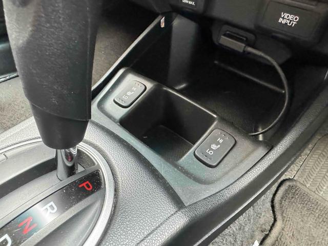 フィットハイブリッド ナビプレミアムセレクション　ハイブリッド　ＥＴＣ　ナビ　オートクルーズコントロール　オートライト　ＨＩＤ　スマートキー　アイドリングストップ　シートヒーター　ＣＶＴ　盗難防止システム　衝突安全ボディ　アルミホイール　ＣＤ　ＡＢＳ（6枚目）