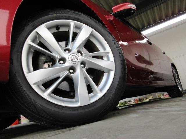 ティアナ ＸＶ　／全方位カメラ／冷暖黒革Ｐシート／オットマン／衝突軽減／車線逸脱／後方検知／クルコン／純正ＳＤナビ／ＤＶＤ再／ＢＴ接続／フルセグＴＶ／ＥＴＣ／インテリキー×２／純１７ＡＷ／ＨＩＤオートライト／（5枚目）