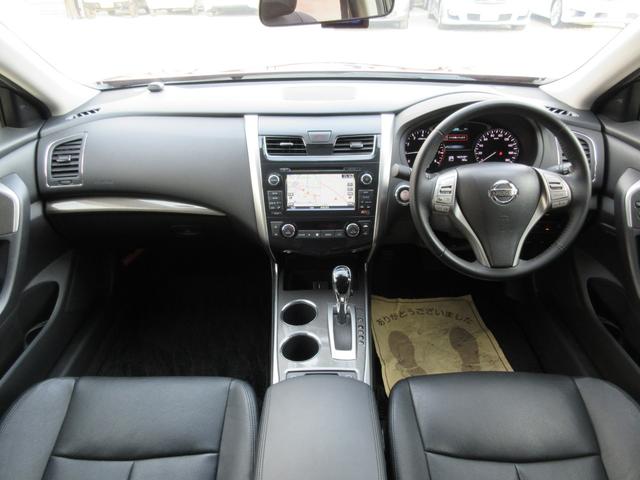 ティアナ ＸＶ　／全方位カメラ／冷暖黒革Ｐシート／オットマン／衝突軽減／車線逸脱／後方検知／クルコン／純正ＳＤナビ／ＤＶＤ再／ＢＴ接続／フルセグＴＶ／ＥＴＣ／インテリキー×２／純１７ＡＷ／ＨＩＤオートライト／（21枚目）