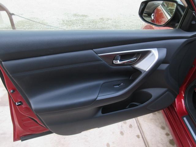 ティアナ ＸＶ　／全方位カメラ／冷暖黒革Ｐシート／オットマン／衝突軽減／車線逸脱／後方検知／クルコン／純正ＳＤナビ／ＤＶＤ再／ＢＴ接続／フルセグＴＶ／ＥＴＣ／インテリキー×２／純１７ＡＷ／ＨＩＤオートライト／（42枚目）