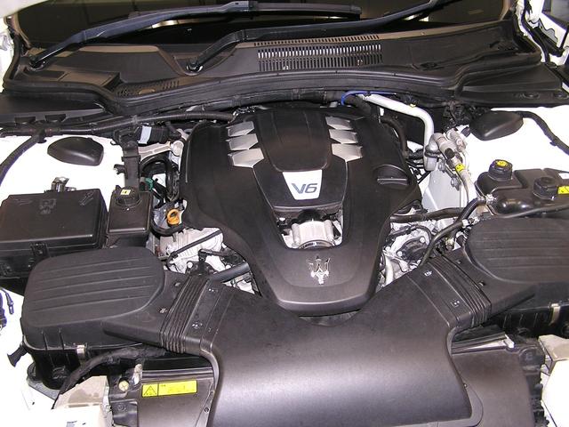 ギブリ ベースグレード　正規ディーラー車　Ｖ６ターボエンジン　サンルーフ　ブラックレザー　シートヒーター　純正ナビ　地デジ　Ｂｌｕｅｔｏｏｔｈ　クルコン（7枚目）